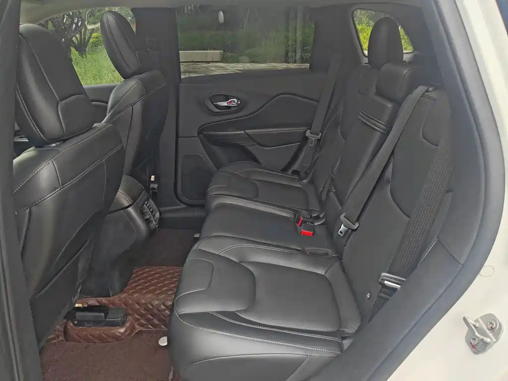 Jeep Cherokee 2017 — фото 10