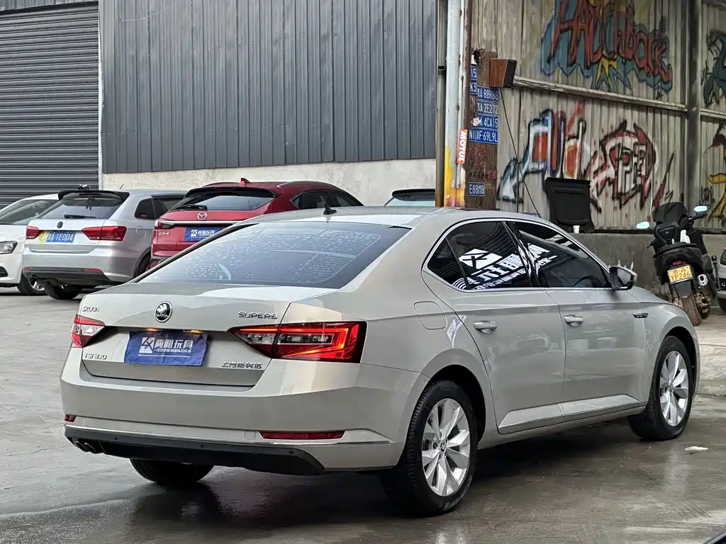 Skoda Superb 2019 — фото 14