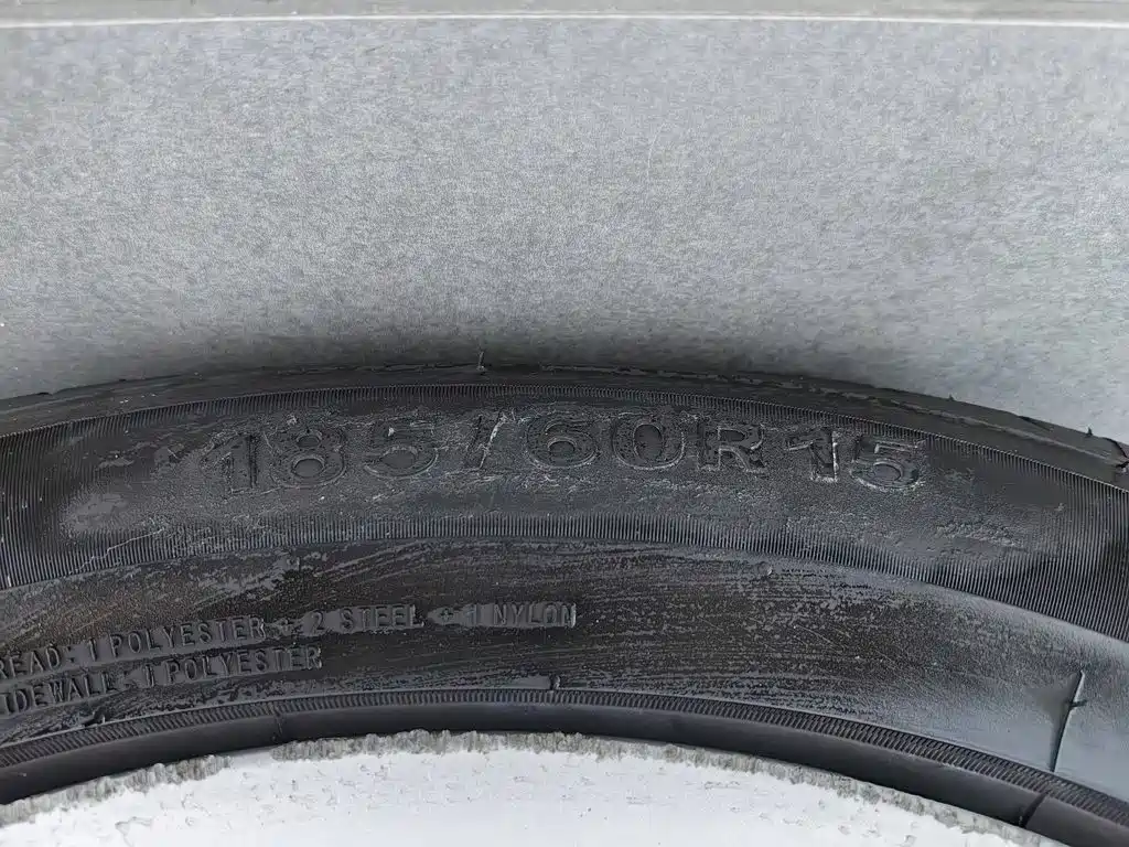 Toyota Yaris L 2010 — фото 24