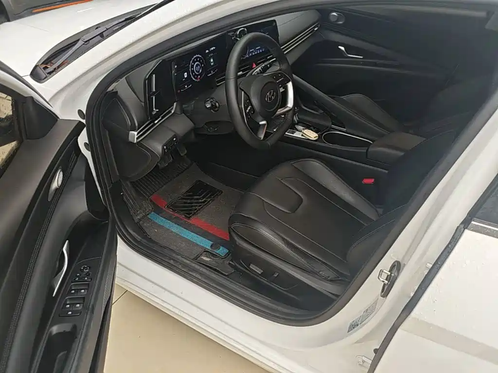 Hyundai Elantra 2023 — фото 16