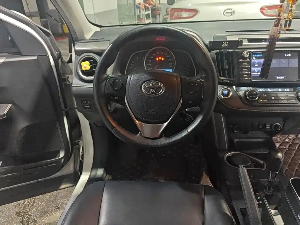 Toyota RAV4 2017 — фото 3