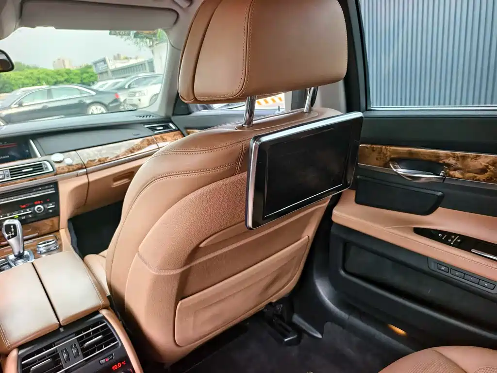 BMW 7 Series 2013 — фото 14