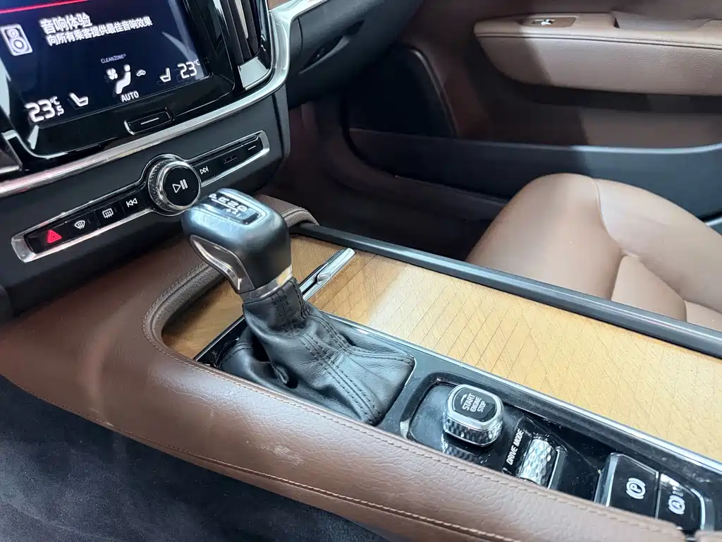 Volvo S90 2018 — фото 16