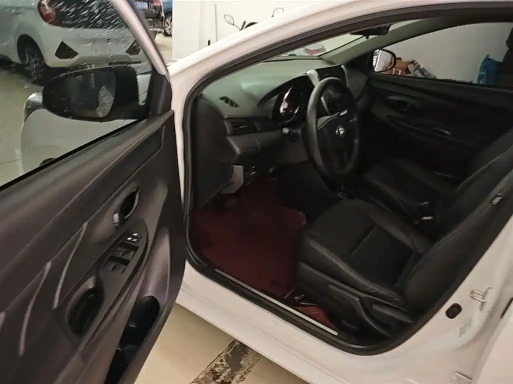 Toyota Yaris L 2020 — фото 16