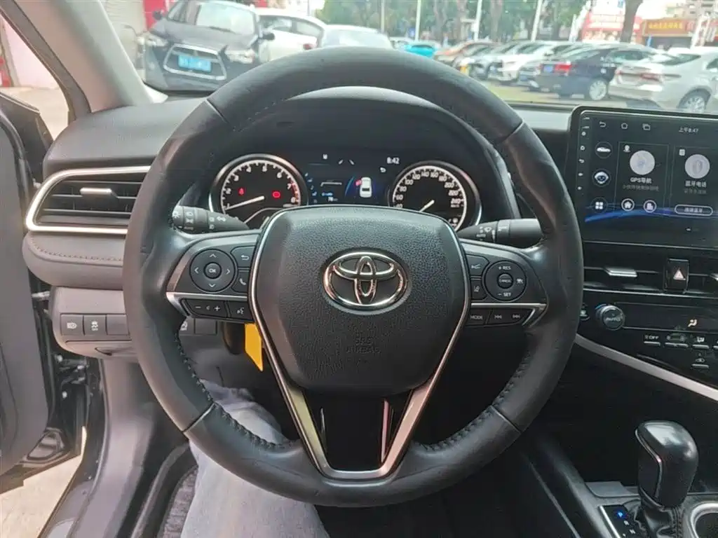 Toyota Camry 2023 — фото 11