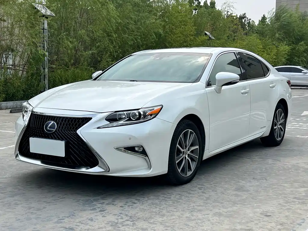 Lexus ES 2016 — фото 1