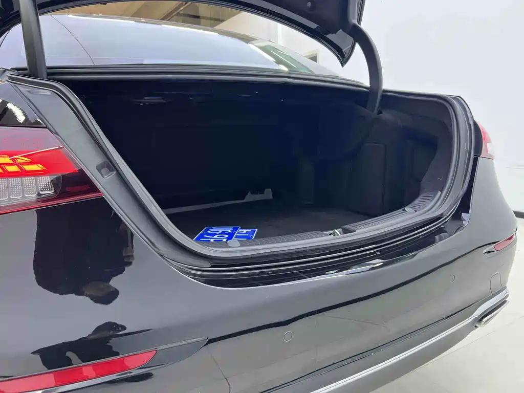Mercedes-Benz E-Class 2023 — фото 18