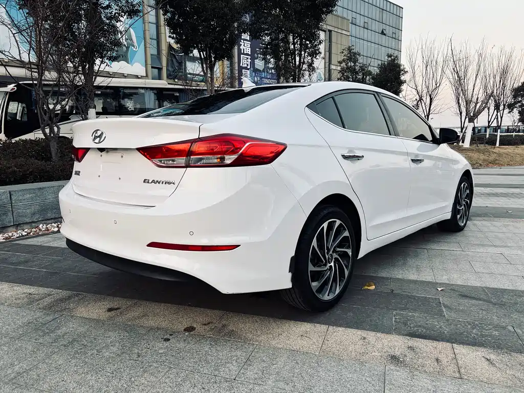 Hyundai Elantra 2020 — фото 8