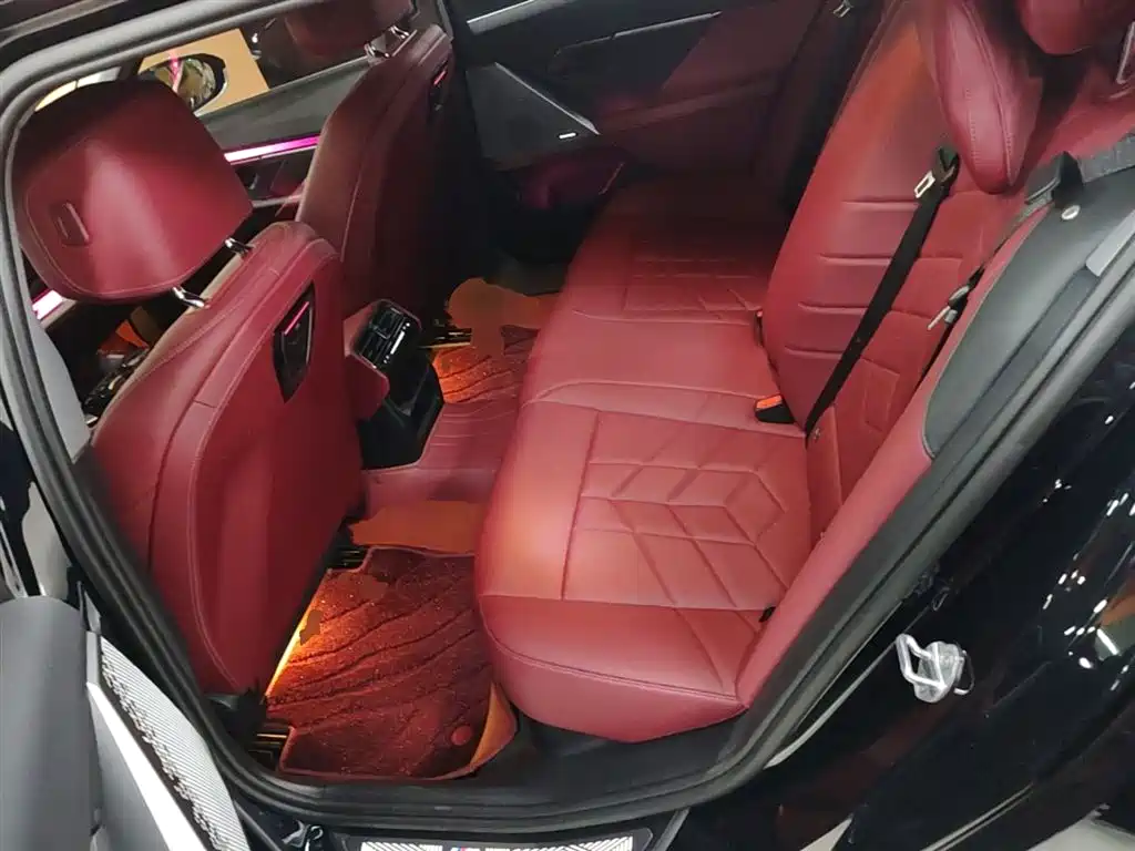 BMW 5 Series 2025 — фото 17