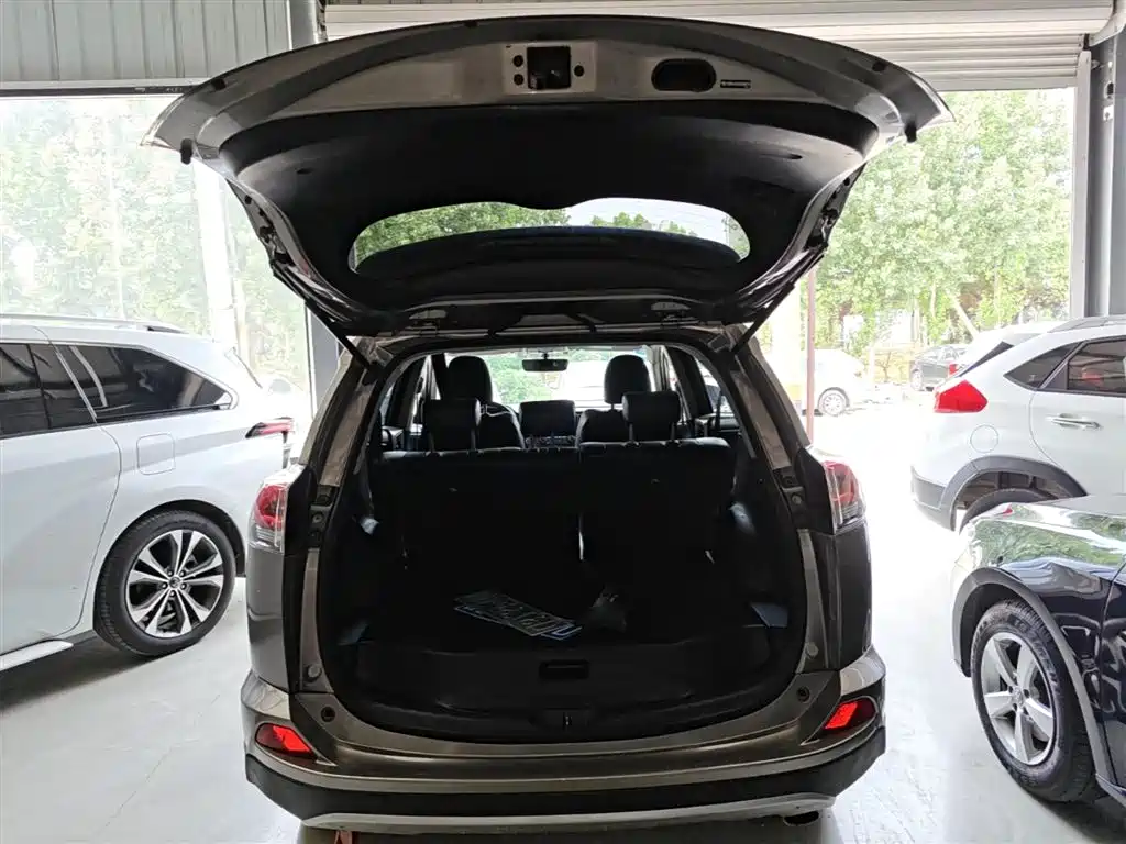 Toyota RAV4 2019 — фото 19