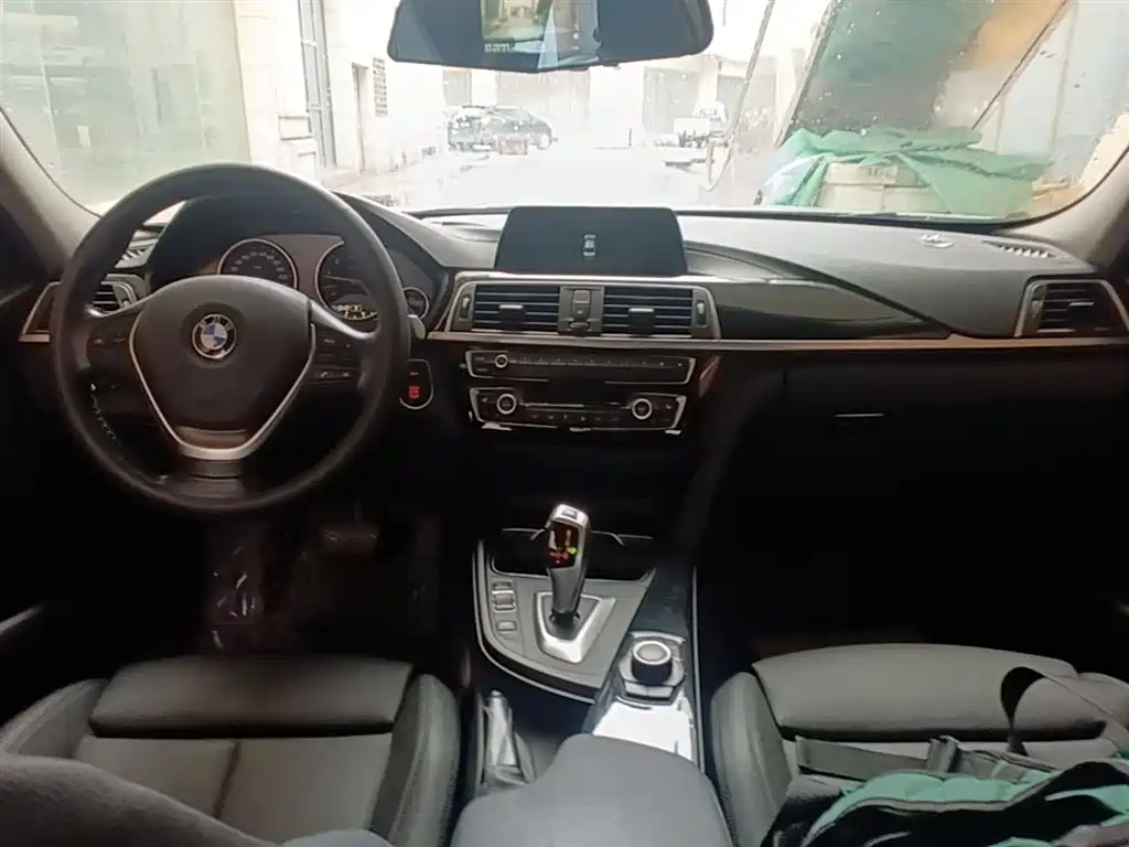 BMW 3 Series 2018 — фото 10