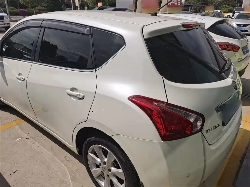Nissan Tiida 2015 — фото 12