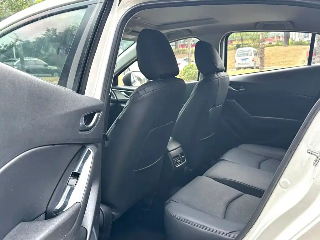 Mazda 3 Axela 2017 — фото 17