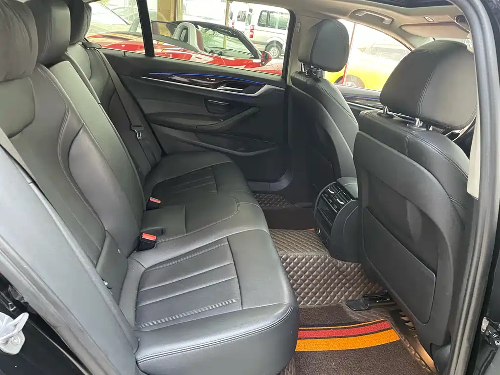 BMW 5 Series 2018 — фото 10