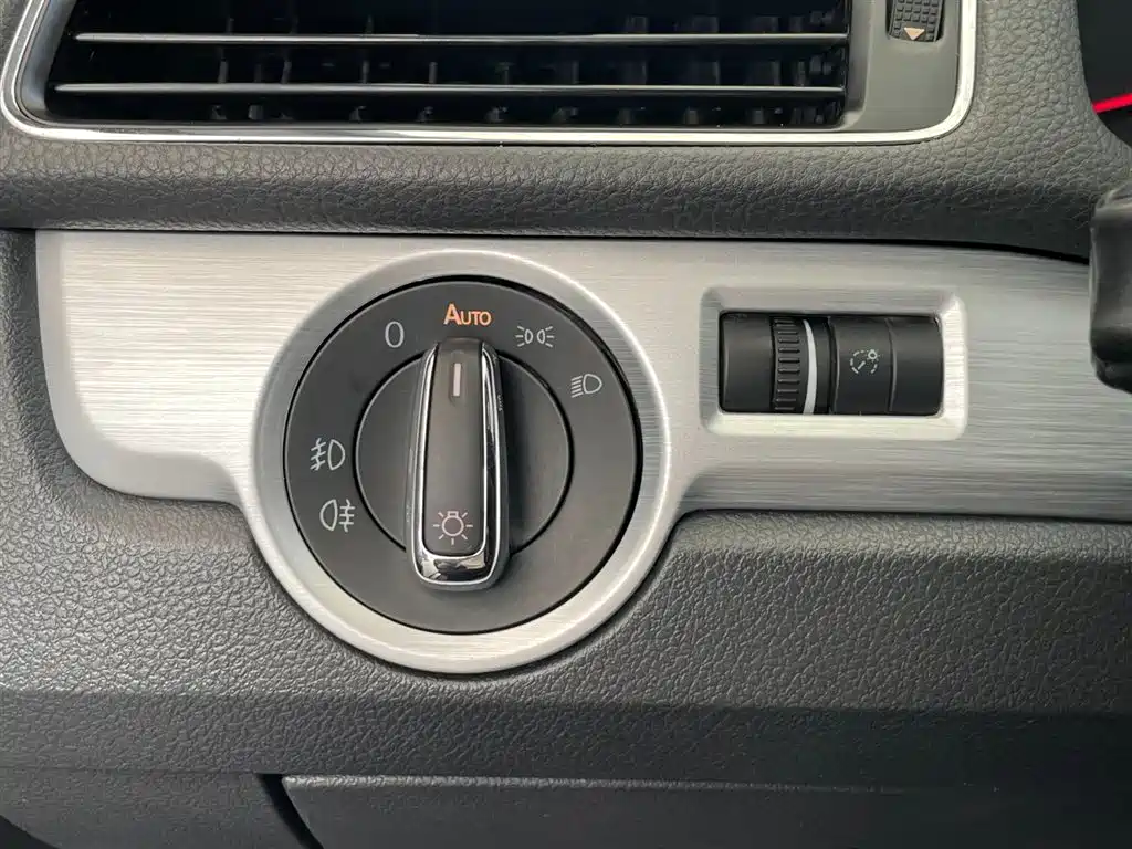 Volkswagen Passat 2013 — фото 13