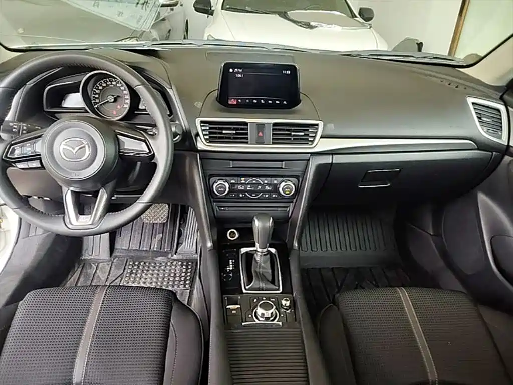 Mazda 3 Axela 2019 — фото 10