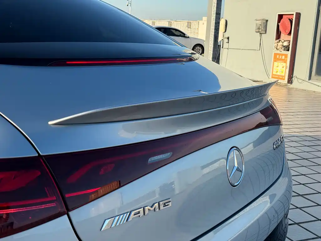 Mercedes-Benz EQE AMG 2024 — фото 12