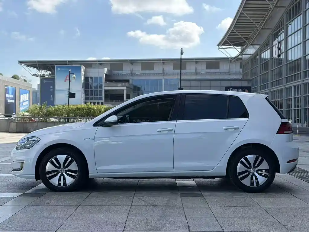 Volkswagen Golf Pure Electric 2021 — фото 4