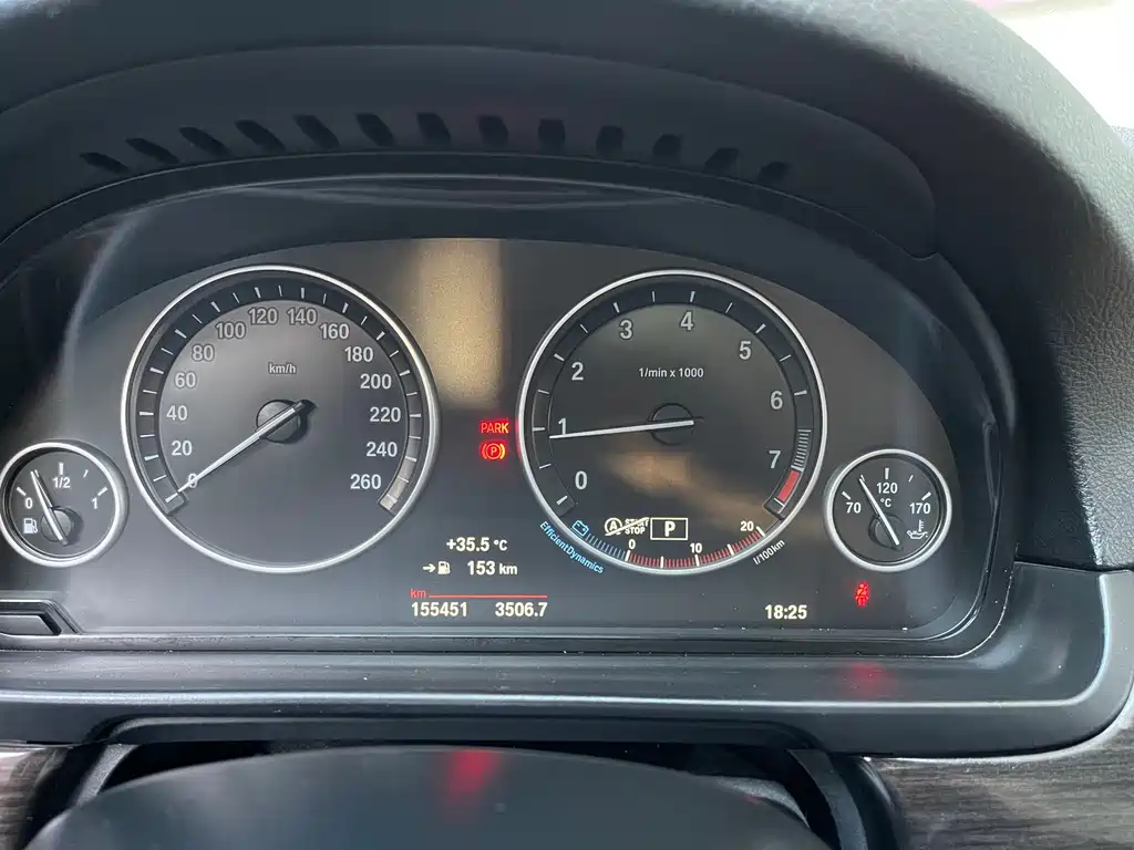 BMW 5 Series 2015 — фото 11