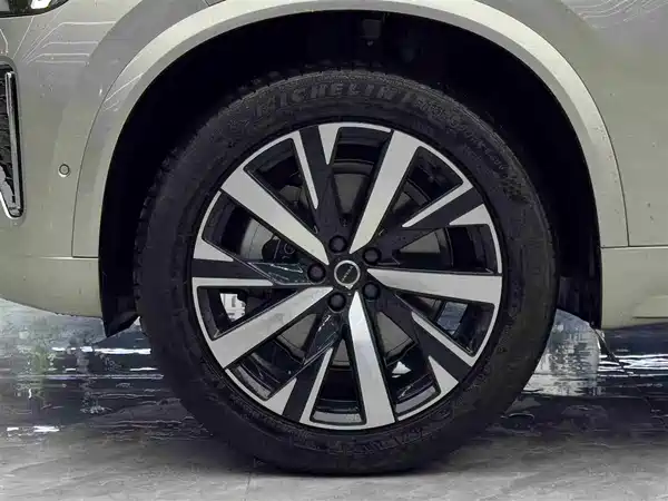 Volvo XC90 2025