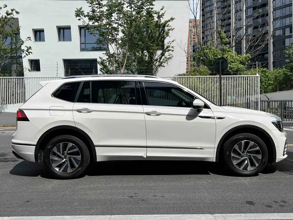 Volkswagen Tiguan L Plug-In Hybrid 2021 — фото 10