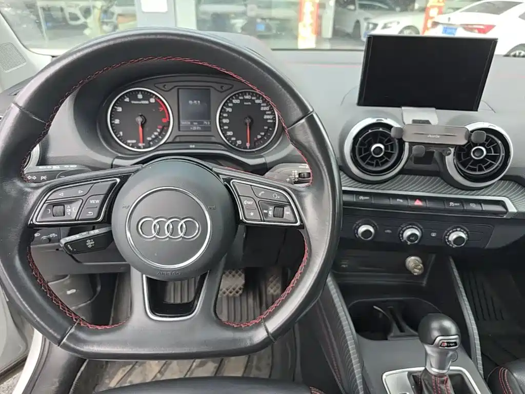 Audi Q2L 2023 — фото 11