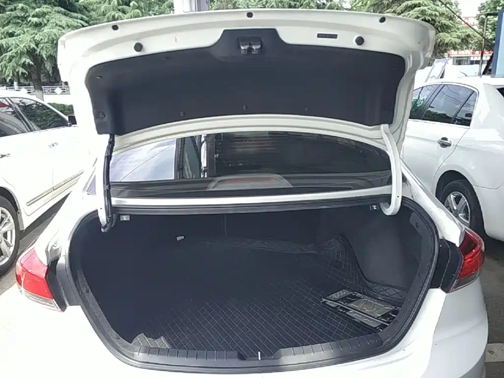 Hyundai Elantra 2019 — фото 19