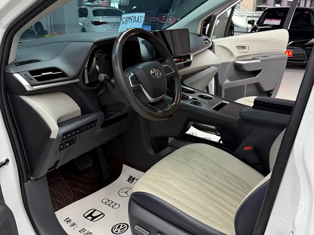Toyota Sienna 2023 — фото 10