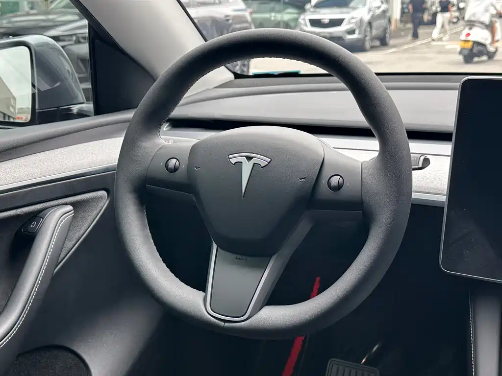 Tesla Model Y 2024 — фото 13