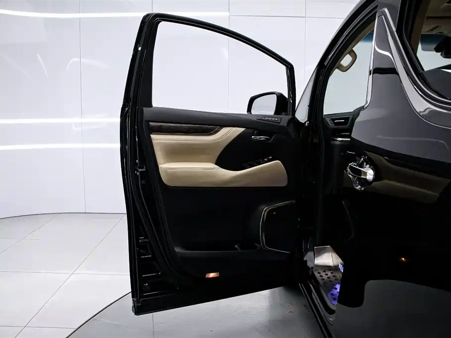 Toyota Vellfire 2022 — фото 11