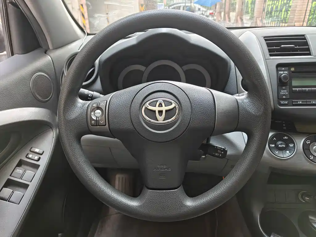 Toyota RAV4 2011 — фото 19