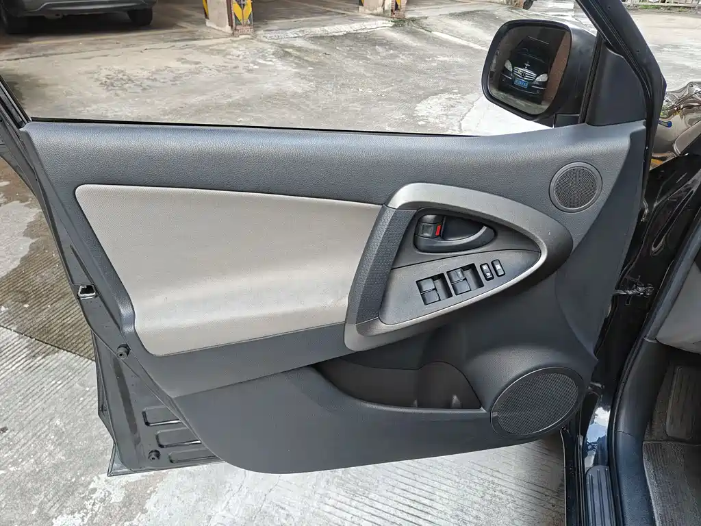 Toyota RAV4 2011 — фото 24
