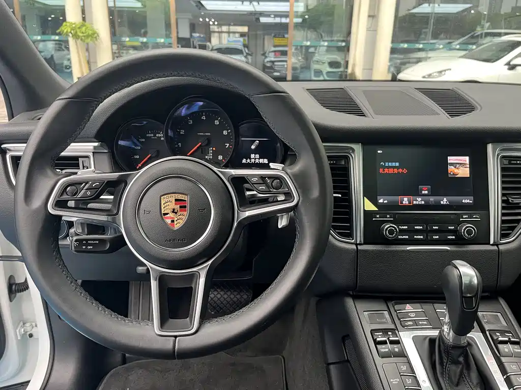 Porsche Macan 2018 — фото 13