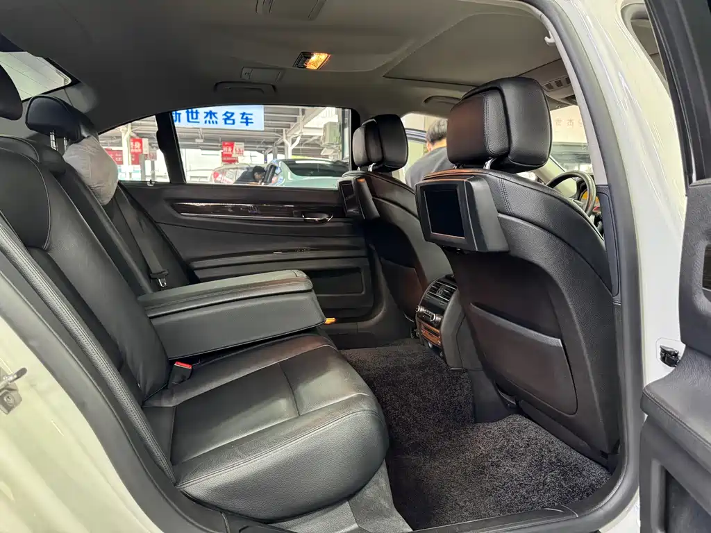 BMW 7 Series 2012 — фото 10