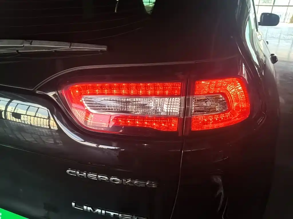 Jeep Cherokee 2018 — фото 8