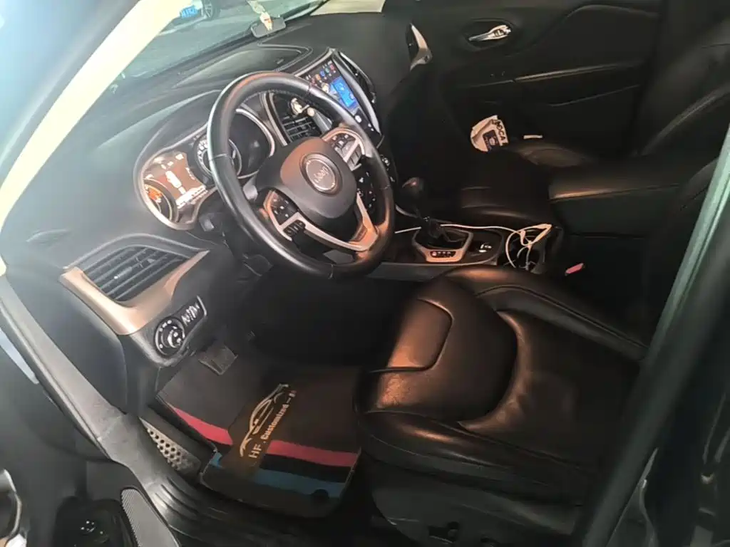 Jeep Cherokee 2018 — фото 15