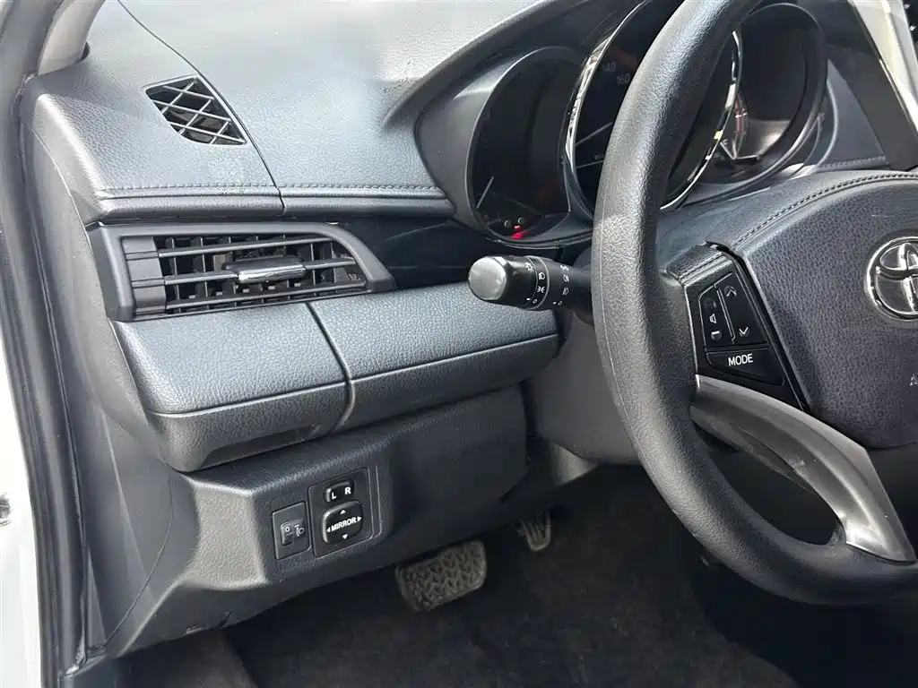 Toyota Yaris L 2022 — фото 11