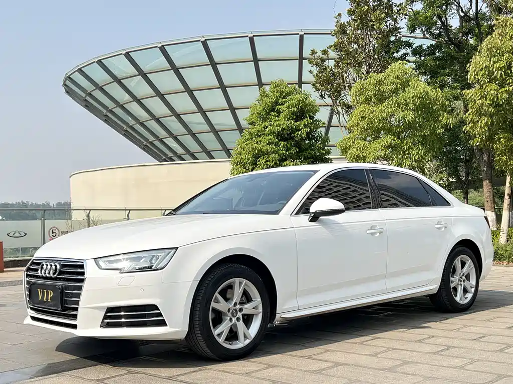 Audi A4L 2018 — фото 1