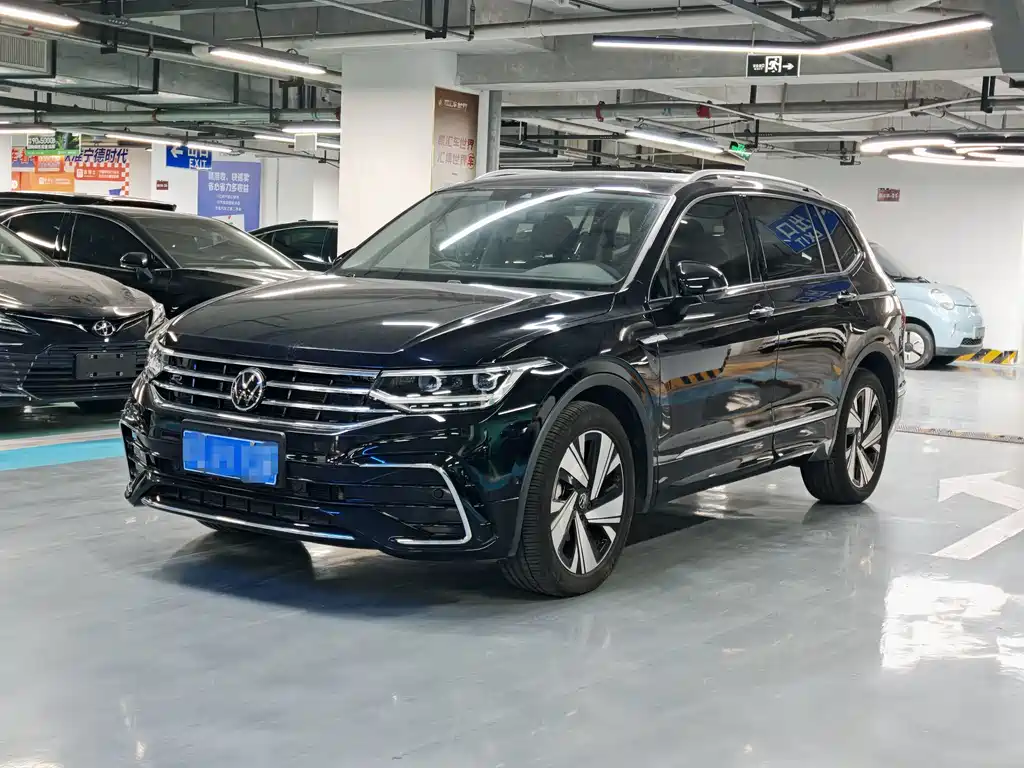 Volkswagen Tiguan L 2023 — фото 1