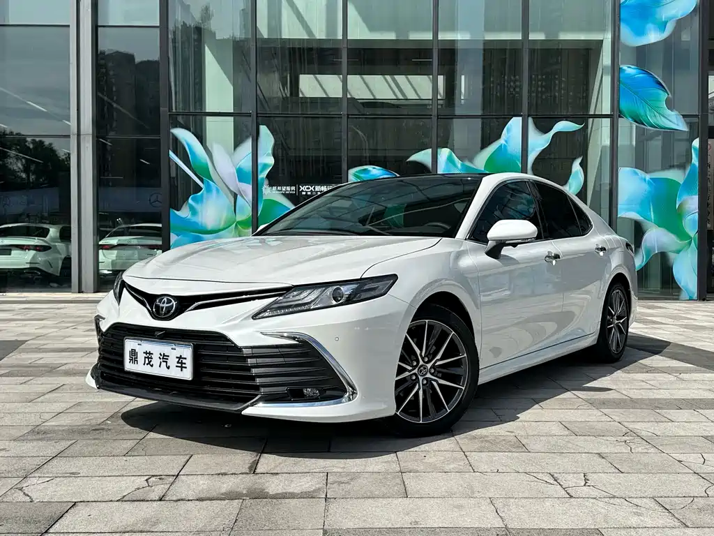 Toyota Camry 2023 — фото 1