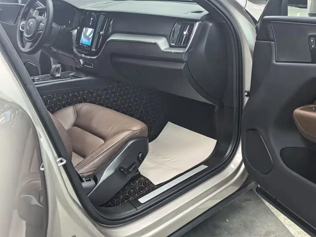 Volvo XC60 2023 — фото 12