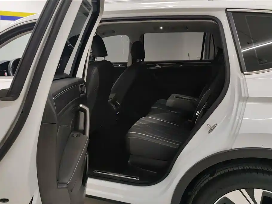 Volkswagen Tiguan L 2023 — фото 11