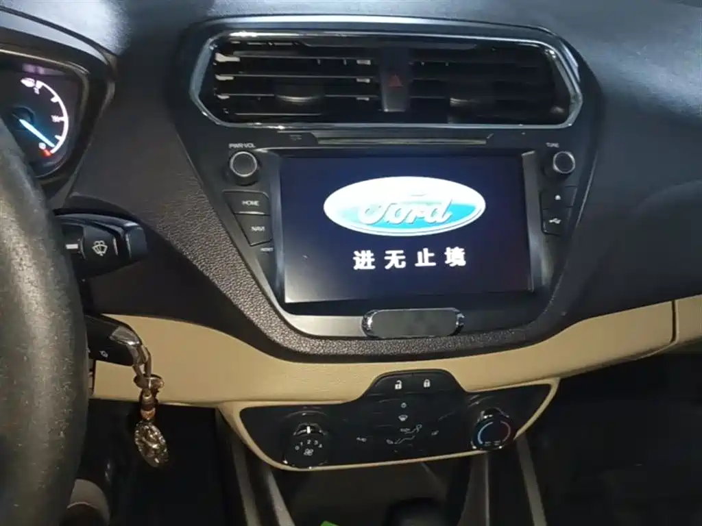 Ford Escort 2018 — фото 13