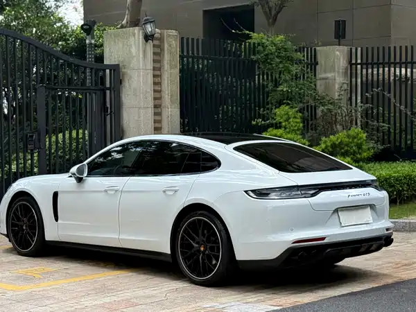 Porsche Panamera 2023