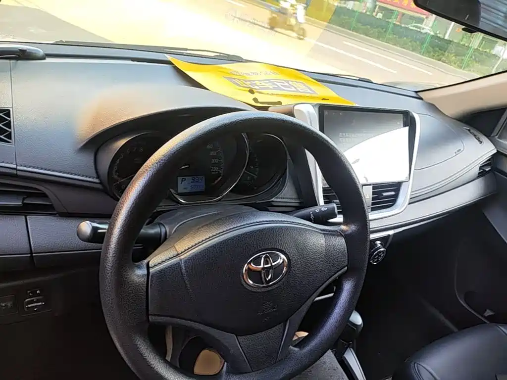 Toyota Yaris L 2019 — фото 10