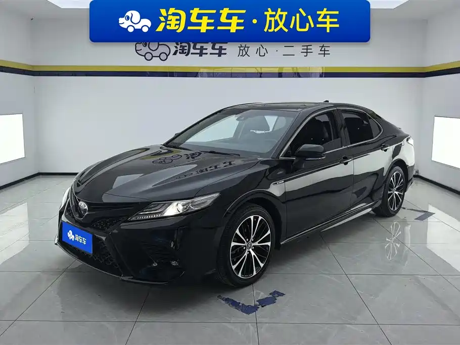 Toyota Camry 2019 — фото 1