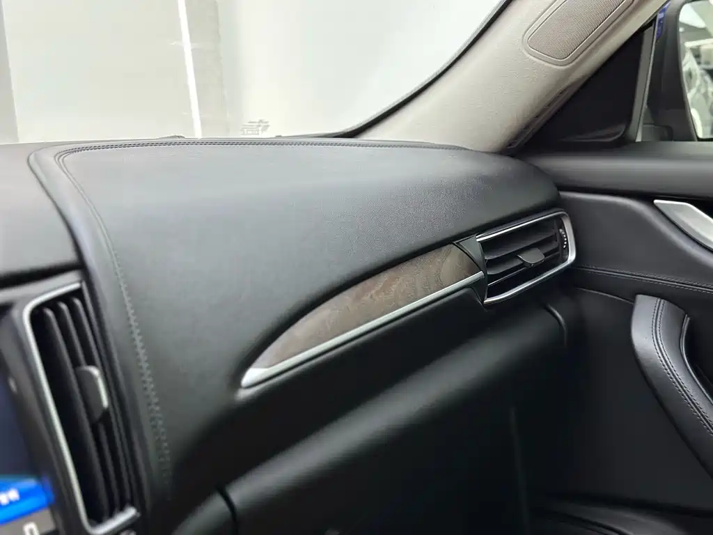 Maserati Levante 2017 — фото 18