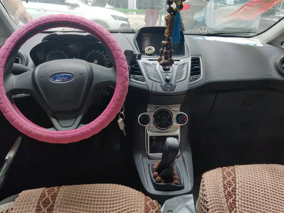 Ford Fiesta 2015 — фото 12