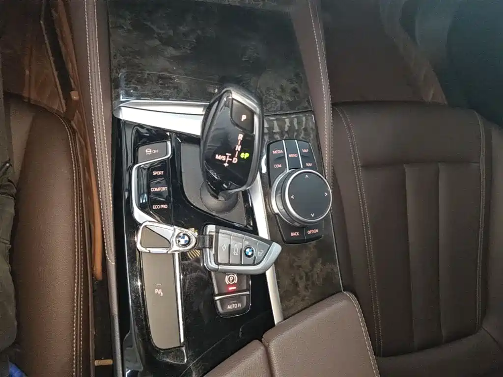 BMW 5 Series 2019 — фото 14