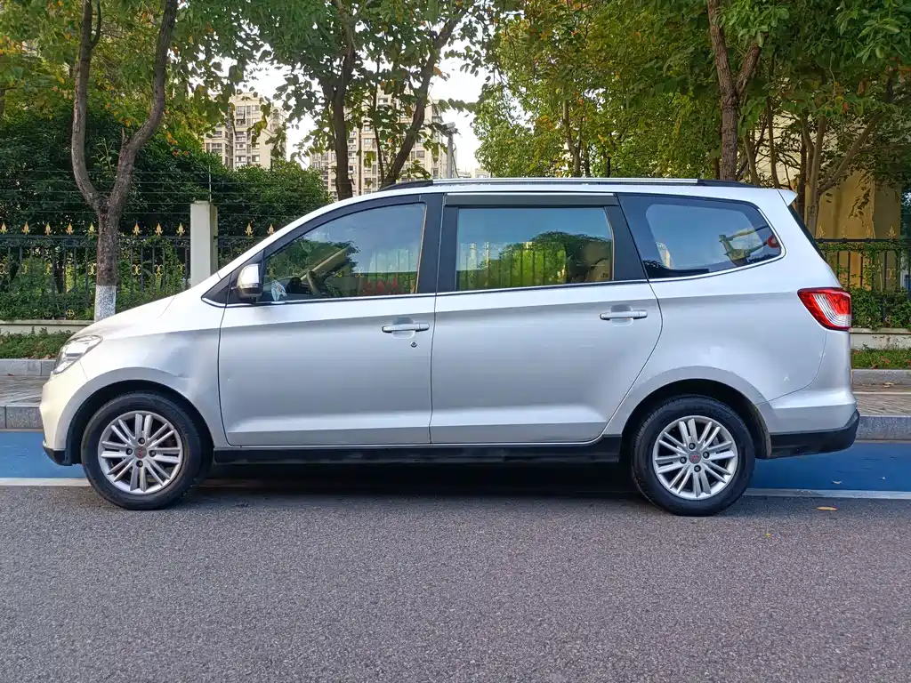 Wuling Hongguang 2015